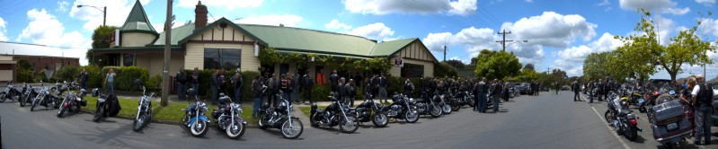 ee VVMC - Rememberance Day Ride 2011 - Poowong Pub 2.jpg